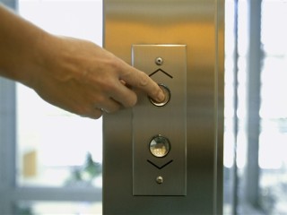 公寓电梯形似棺材 外卖员：晚上不敢去 ！