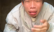 00后小伙回家跟老爸一起养蜂 被蛰成“香肠嘴” ！