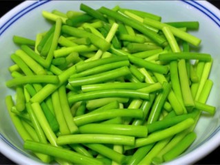蒜苔怎么处理能放多久（蒜苔的正确处理和保存方法） ！
