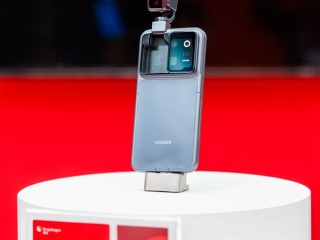 全球首款机器人手机 荣耀Robot Phone高清真机图出炉：颠覆传统形态 ！