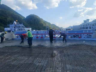 湖北恩施高速公路桥面智能铺装工法启用 效率翻倍降本40% !