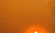 多名网友拍下新疆特强沙尘暴：天地变色！能见度不到50米 ！