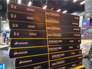 AI需求爆发！内存条价格一年暴涨300% 比黄金还猛的硬通货 ！