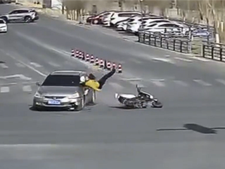 男子骑电动车闯红灯当场被撞飞：受伤还需负全责 ！