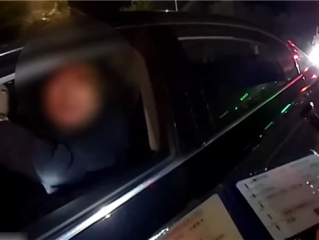 驾照吊销8年没考证驾车被查！司机：我以为你们下班了 ！