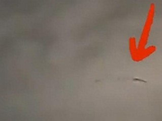 像龙一样盘旋飞舞！西安夜空惊现不明黑影 气象台回应：无法解释 ！