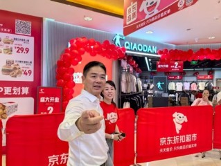 刘强东回宿迁凌晨吃大排档 和老乡亲切合影 喝酒唠家常吃烧烤 !