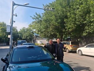 时隔12年再同框！雷军、黄仁勋在小米SU7 Ultra旁合影来了 ！