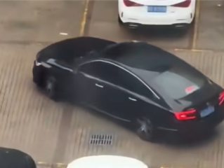 女子因停车与邻居吵架后身亡：家属索赔122万 法院判了 ！