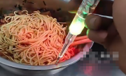 男子吃面条嘴麻麻的 检测发现是漏电 网友：你就说麻不麻吧！