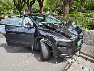 特斯拉销售展示车辆零百加速性能 结果一脚电门把两位客户送进医院 !
