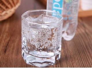 苏打水是碱性的吗（讨论苏打水的酸碱性质） ！