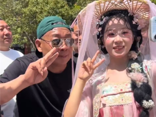 于东来现身洛阳王城公园看牡丹 游客：戴着墨镜和口罩被认出来了 ！