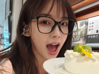 王冰冰手持OPPO Reno14晒自拍：人鱼姬配色 这颜值太梦幻 ！