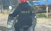 小伙提醒大妈衣服上英文单词不合适引热议 画面尬死：网友吐槽商家太坏 ！