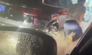 长沙暴雨倒灌一小区地下停车场 三层车库被灌满水！司机弃车逃生 ！