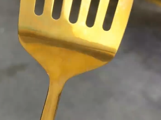 河南一老板制作铲子造型烧饼宠客 还原腾讯手游《金铲铲之战》装备 ！