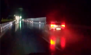 雨夜高速上左摇右摆反复刹车 司机委屈：“我不会除雾” ！