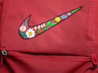 NIKE将给在书包缝NIKE标的妈妈寄礼物：不是“律师函” !