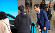 雷军颁发证书！SU7首位车主李晓林点赞小米汽车：为中国汽车工业争得荣誉 ！