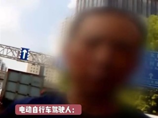 男子骑电动闯红灯被撞后怒吼：千错万错 机动车不能撞人 交警判罚后大快人心 !