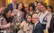 苹果CEO库克访问中国：女子手持华为Mate60与其合影 ！