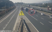 SUV高速错过路口任性变道 干翻两辆大货车：一辆装100多万元快递 ！