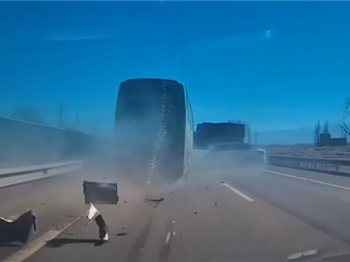 男子不打见缝插针被撞后委屈：他不让我 就没有一点责任吗！ 