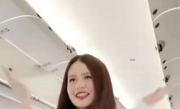 马来西亚一航空公司空姐在飞行途中跳舞引争议 5名空姐身穿紧身衣在过道上跳舞 网友：系该航司推出的女子组合 !