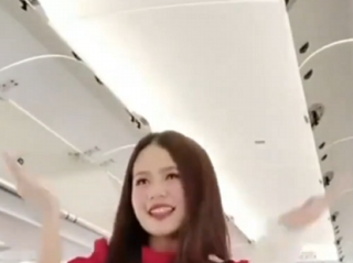 马来西亚一航空公司空姐在飞行途中跳舞引争议 5名空姐身穿紧身衣在过道上跳舞 网友：系该航司推出的女子组合 !