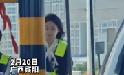 高速收费员因太美走红 单位回应：是志愿者 ！