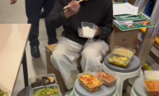 李国庆晒吃饭视频：一个人吃10个菜 网友迷茫了 ！