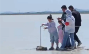 “牛奶湖”游客排队接奶 当地文旅局：是纯牛奶不是湖水 可放心喝 !