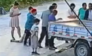 女子误将乙醇当汽油加入油箱 男子为验证点燃乙醇引发爆燃 ！