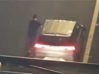 新能源车高速上突然没电 司机硬推2公里！交警回应 !