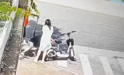 防晒衣卷入车轮致女子重重摔在路中：交管部门提醒安全隐患行为 !