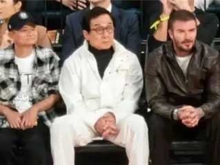 马云现身NBA中国赛场观战！身旁大佬云集：吴泳铭 成龙 贝克汉姆等并排观赛 ！