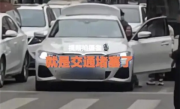 宝马女车主将车停路中间购物致整条街堵塞 没有不合适：网友看怒 ！