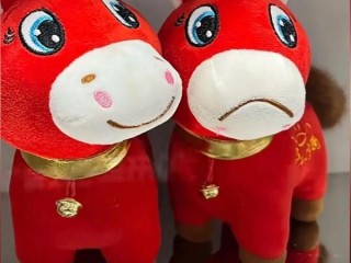 义乌产的“哭哭马”火了：委屈巴巴的表情戳中当代人 ！