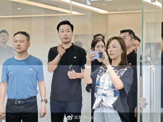 小米16系列真机亮相：横向大相机模组 梦回小米11 Ultra !