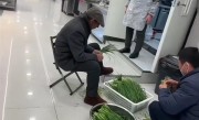 刘强东父母现身京东食堂做饭 网友：接地气的一家人 !