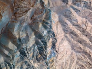 卫星俯瞰盘龙古道：帕米尔高原上的600道弯 仿佛一条巨龙 !