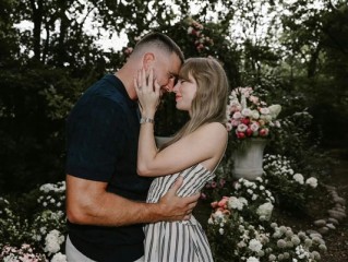 史上最畅销音乐家之一！霉霉订婚：晒出价值400万的大钻戒 !