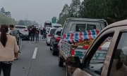 生财有道！高速遇堵车小货车用喇叭喊卖沃柑：1个半小时卖半车 ！