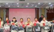 刘强东老师收到10万后举行捐赠仪式：为贫困学生买书包 每人给500元 ！