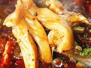 香油碟怎么调好吃呢（教你如何调制一个正宗的火锅油碟） ！