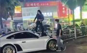 反转！官方通报：闹市抓小三砸保时捷系租车行老板自导自演 !