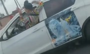 女子开车半个身子探出窗外吓坏旁车！交警回应称该女子存精神异常 ！