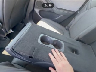 二排杯架活久见！廉价版特斯拉Model Y实拍 网友：果然是丐中丐 ！