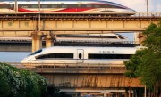 男子在上海拍到动漫里的场景：小米SU7与高铁、飞机同框 !